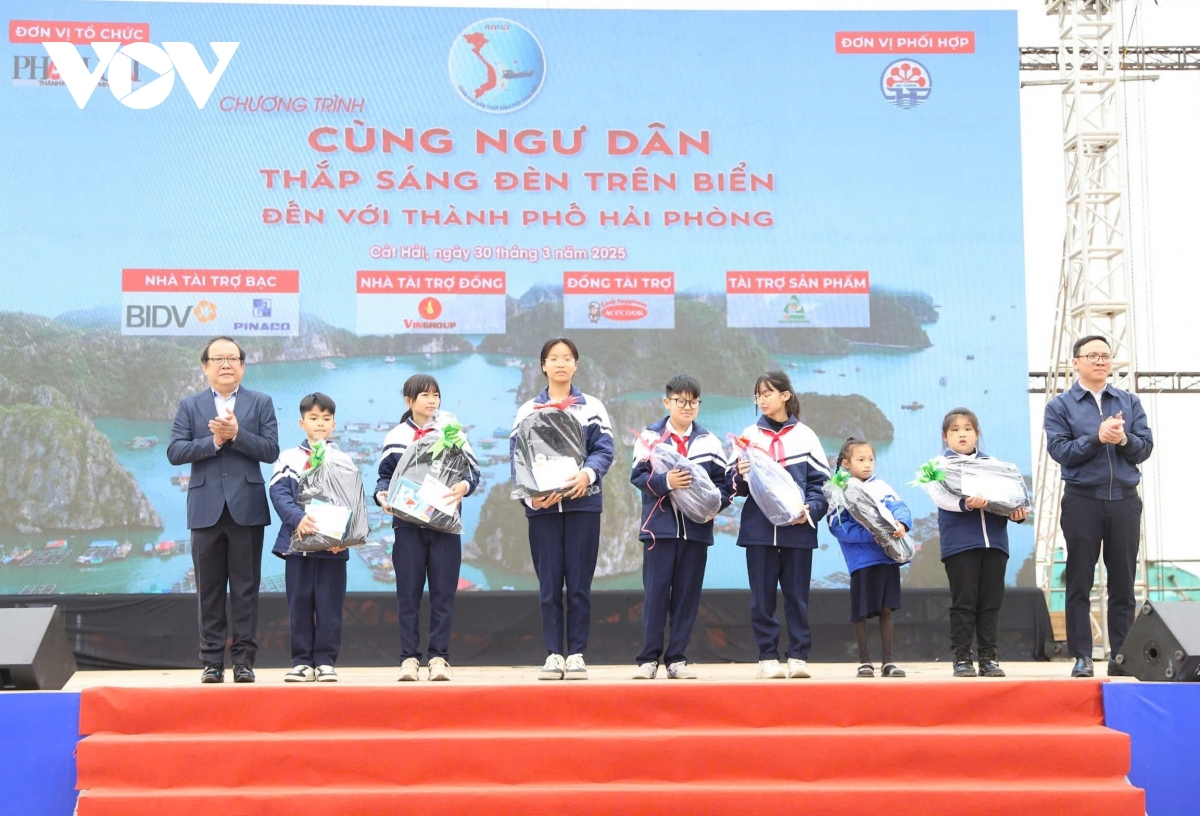 “Cùng ngư dân thắp sáng đèn trên biển” tại huyện đảo Cát Hải